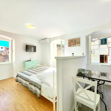 Bruna In The Old Town Σπλιτ